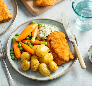 Vissticks van heilbot met remouladesaus en groentjes