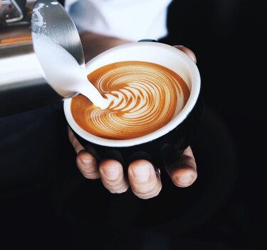 Verscheidenheid Industrialiseren Tanzania De beste barista ter wereld deelt zijn geheim: zo maak je thuis geweldige  koffie - 5 tips om thuis lekkere koffie te maken