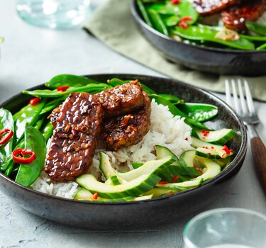 Sticky tempé en wokgroenten met kruidige rijst en komkommersalade