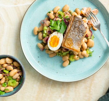 Rosé gebakken zalm met salade van limabonen