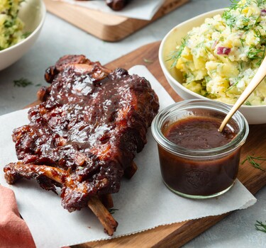 Spareribs in kersencolamarinade met aardappelsalade