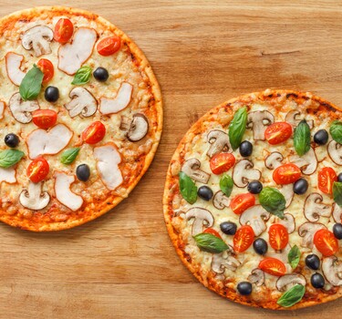 Twee pizza's ovenrek