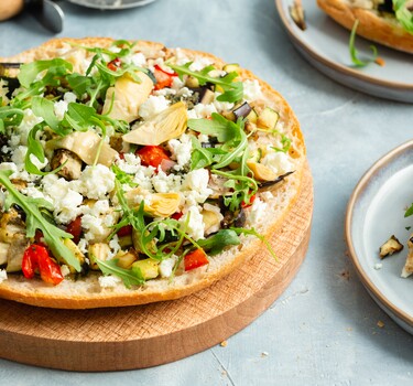 Broodpizza met gegrilde groenten en feta