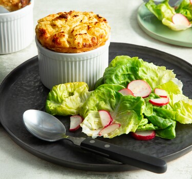 Kaassoufflé met botersla, radijs en vinaigrette