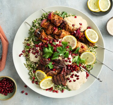 Mixed grill van kip met hummus en parelcouscoussalade