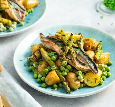 Frisse aardappelsalade met makreel en asperges