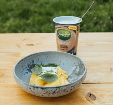 Parfait van biologische boerenyoghurt met mango en witte chocolade