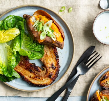 Rodecurryspeklapjes met gepofte zoete aardappel en little gem