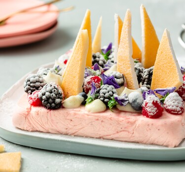 Bavarois met zomerfruit en koekschotsen