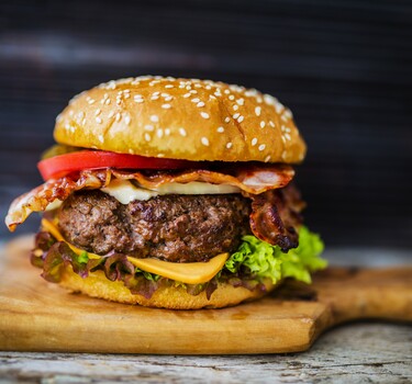 nauwkeurig Nuchter Dank je Bbq-experts: dit moet je wel (en niet doen) voor een perfecte hamburger -  24Kitchen