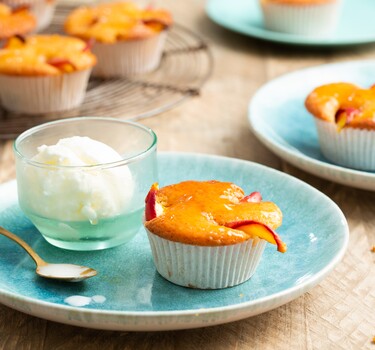 Bitterkoekjescakejes met nectarine en mascarponesorbet