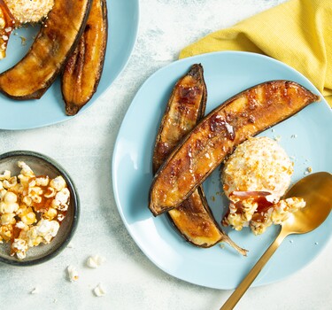 Bbq-banaan met vanille-ijs en popcornbrittle