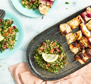 Halloumi-spiesjes van de barbecue met tabouleh