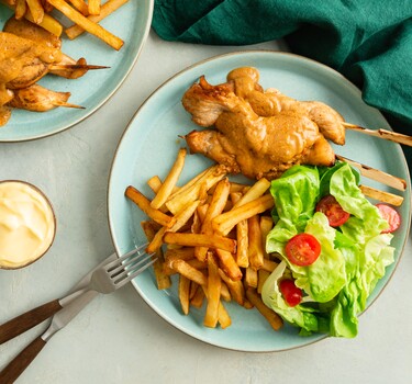 Saté met friet en salade