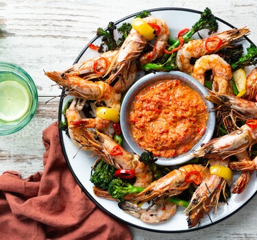 Gegrilde gamba's met romescosaus