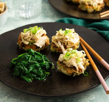 Pulled chicken op knapperige rijstkoekjes