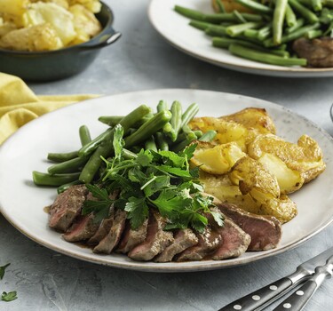 Entrecote met kruidensalade en smashed aardappels