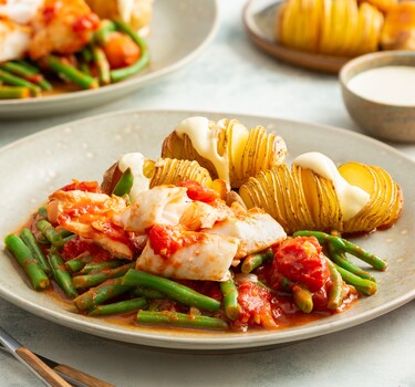 Hasselback patatas bravas met kabeljauwfilet in tomatensaus