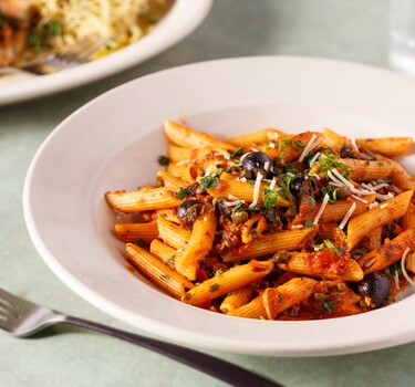 Penne a la Puttanesca met rucolasalade