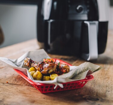 Pittige kip met tomatensalsa en kerriekrieltjes