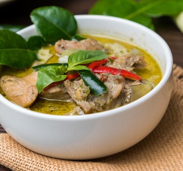 Thaise groene curry met kippendijen