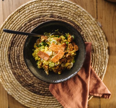 Gemarineerde tempeh met rijst, wortelen en cassavechips