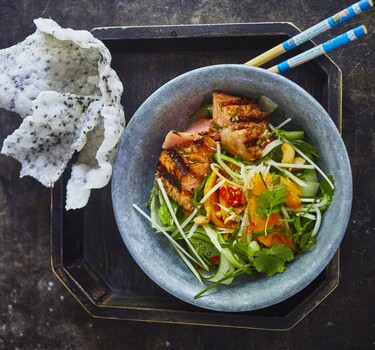 Papaja-mangosalade met geroosterde zalm & crispy rijstvellen