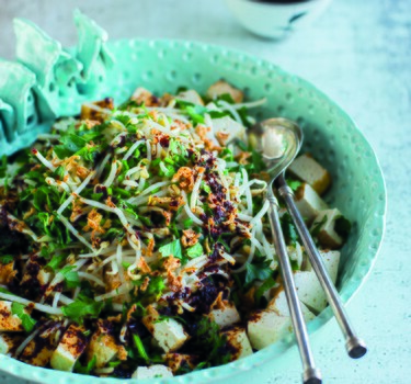 Salade van gebakken tahoe en taugé in lichtpittige ketjapsaus