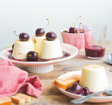 Panna cotta met kersensaus