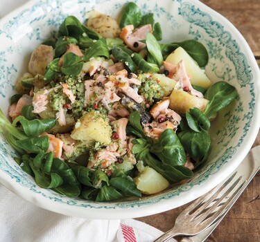 Warme salade met zalm, pesto en aardappeltjes 