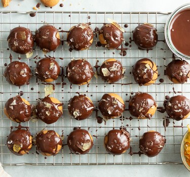 Kruidnoten met karamel-zeezout en chocolade