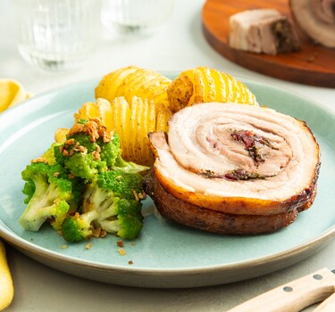 Porchetta met hasselback-aardappels en romanesco