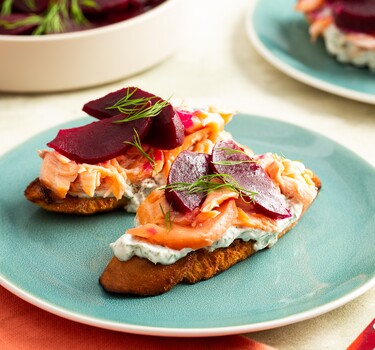 Warmgerookte zalm met ingemaakte bieten