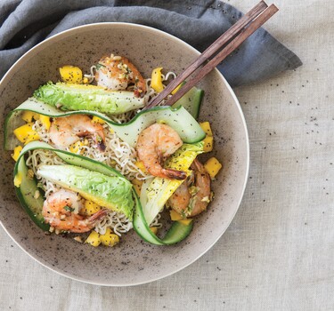 Japanse noedelsalade met mango en reuzengarnalen 