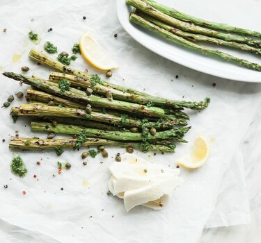 Asperges met halloumi en peterseliedressing