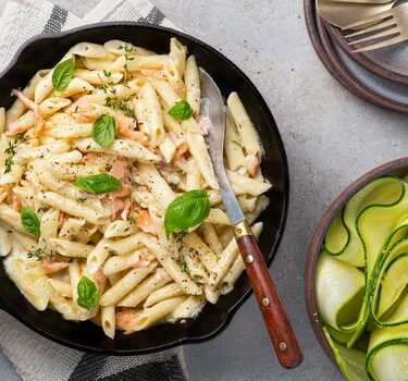 pasta met  gerookte zalmsnippers en courgettesalade