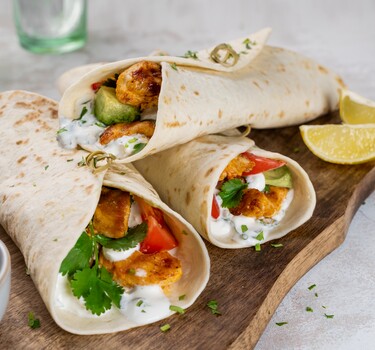 Maaltijd-wraps met kip, avocado en yoghurt-knoflooksaus