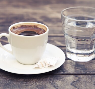 uitroepen Treble Conform Dit is waarom je vaak een glas water krijgt bij je koffie - 24Kitchen