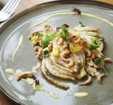 Geroosterde venkel met garnalen en mangosalsa