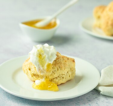 scones lemoncurd