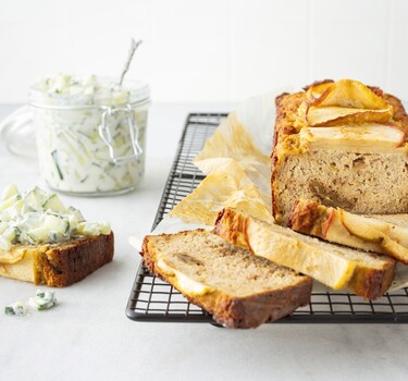 Glutenvrij appel-walnootbrood met komkommerspread