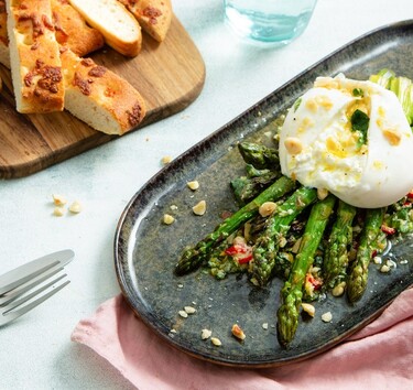groen asperges burrata