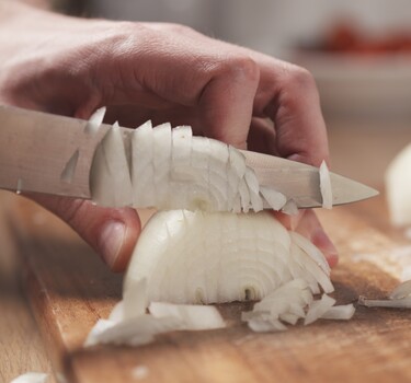 Slepen hand Schelden Met deze foodhack snijd je binnen 30 seconden een ui - 24Kitchen