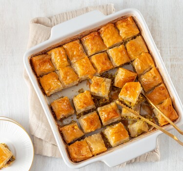 Baklava van Rudolph in een witte schaal