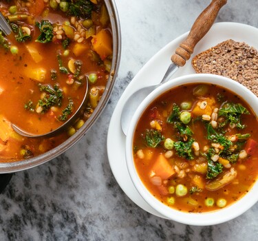 Minestronesoep met cavolo nero en truffelsalsa 