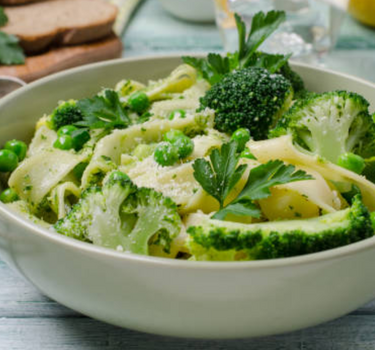 Tagliatelle met champignonsaus en rucolapesto