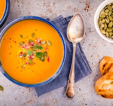 Pompoensoep met spek en kleurrijke paprikasalade 