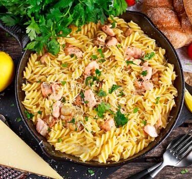 Pasta met pompoen, zalm en paddenstoelen