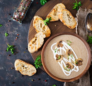 Paddenstoelensoep met gekruid brood 