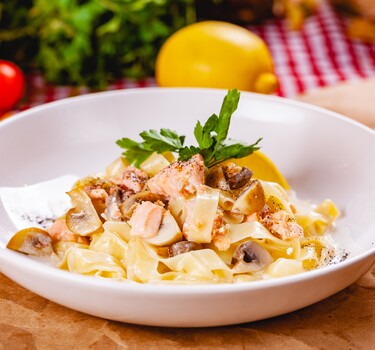 Romige champignons met spicy pasta en zalm